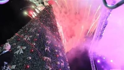 رسالة إلى العالم.. إضاءة شجرة عيد الميلاد في ساحة كنيسة المهد (صور)