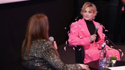  خلال جلسة حوارية. تصريحات شارون ستون تحظى بتفاعل جمهور مهرجان البحر الأحمر السينمائي (صور)