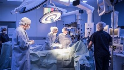 روبوت ينقذ حياة مسن بعملية جراحية دقيقة