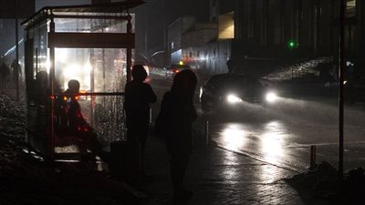 الظلام يخيم على مدن أوكرانيا بعد ضربات روسية مركزة