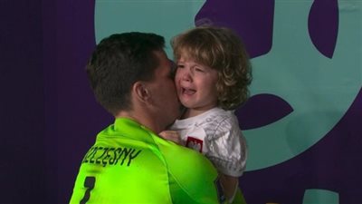 لقطة اليوم في كأس العالم 2022.. حارس بولندا يواسي طفله الباكي