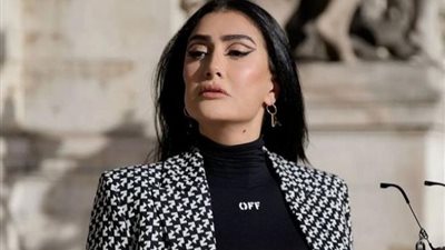 إطلالة باريسية.. غادة عبدالرازق تظهر بتنورة قصيرة وتوب شفاف (صور)