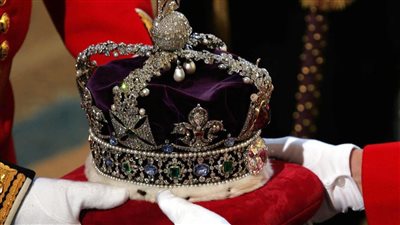 نقل التاج الملكي البريطاني من برج لندن في 