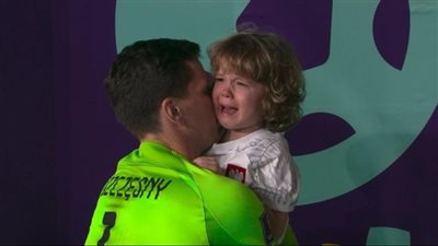 حارس مرمى منتخب بولندا يخطف الأضواء عقب خروج بلاده من نهائيات كأس العالم (صور)