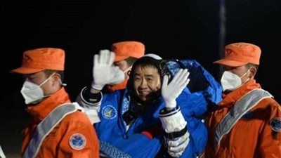 بعد رحلة 6 أشهر.. ثلاثة رواد فضاء صينيون يتصدرون محركات البحث (صور)