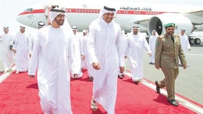 محمد بن زايد يصل الدوحة وتميم بن حمد في مقدمة مستقبليه