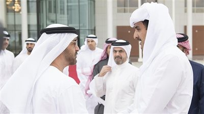 رئيس دولة الإمارات يغادر الدوحة وتميم بن حمد في مقدمة مودعيه