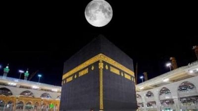 القمر الأحدب يتعامد على الكعبة المشرفة في حدث نادر 