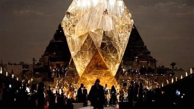 الماركة الفرنسية الشهيرة Dior يتصدر عرضها المبهر تحت سفح الأهرامات السوشيال ميديا (صور)