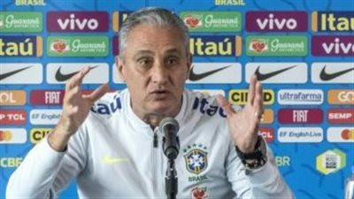 لقطة طريفة.. تيتي مدرب المنتخب البرازيلي يشارك لاعبي الفرحة بالهدف الثالث (فيديو)