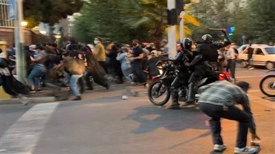 مجددًا.. المدن الإيرانية تشهد موجة جديدة من الاحتجاجات والإضرابات