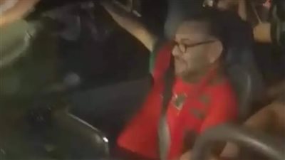 شاهد.. ملك المغرب يحتفل بالتأهل التاريخي مع المواطنين في الشارع (فيديو)