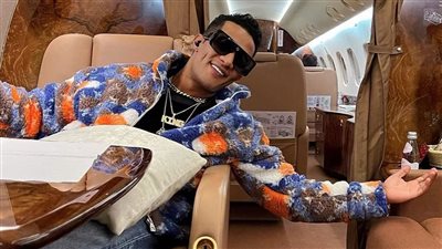 محمد رمضان يثير الجدل مجددًا.. وصلة رقص مع مضيفة داخل طائرة