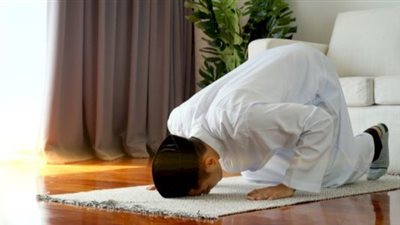 كم عدد ركعات جمع صلاة المغرب والعشاء ومتى يتم قصرها؟