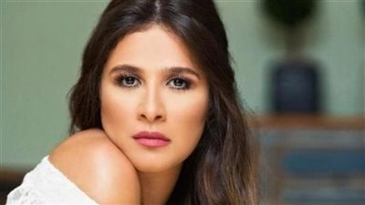  في بداياتها الفنية.. فيديو نادر لياسمين عبد العزيز تغني 