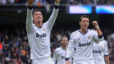 مسعود أوزيل: النقاد يجذبون الانتباه باسم رونالدو.. وسيظل دائما في فئة خاصة