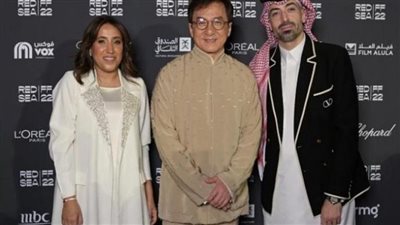 بمنحه جائزة اليُسر الفخرية الذهبية... مهرجان البحر الأحمر السينمائي الدولي يكرم النجم العالمي جاكي شان