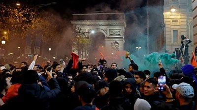 شاهد بالصور.. احتفالات الجماهير العربية بإنجاز المغرب تغزو شوارع أوروبا