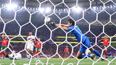 ياسين بونو.. عملاق المغرب يُسجل رقم قياسي جديد في تاريخ كأس العالم