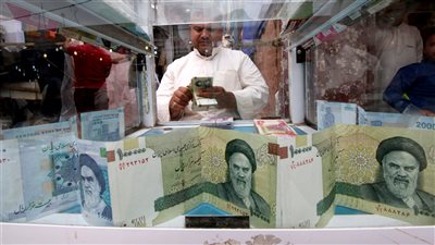 الريال الإيراني يسجل هبوط قياسي أمام الدولار