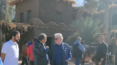  حسين فهمي يتصدر التريند بعد صور تجمعه بالمخرج خالد يوسف.. فما هي كواليس مسلسل“سره الباتع”؟ (صور)