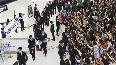 رغم الخروج من كأس العالم.. استقبال أسطوري لمنتخب اليابان بمطار طوكيو 