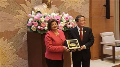 نائب رئيس الجمعية الوطنية الفيتنامي يستقبل السفيرة المصرية في هانوي
