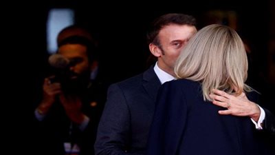 بالقبلات والأحضان.. قادة أوروبا يستقبلون زوجة رئيس أوكرانيا في باريس (صور)