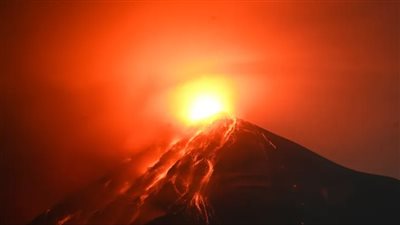 ثورة أحد أنشط براكين أمريكا الوسطى وإغلاق أكبر مطارات البلاد (فيديو)