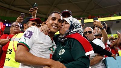 احتفال اللاعبين مع والداتهم في مونديال 2022 بعد كل انتصار يتصدر السوشيال ميديا (أبرز المشاهد)
