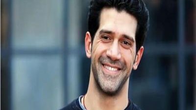 الممثل المصري الشاب أحمد مجدي يحذر من أن شخصًا ينتحل صفته ويتواصل مع زملائه من الفنانين (صورة)