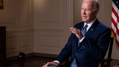 شاهد.. جلوس بايدن وكأنه 