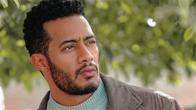 محمد رمضان يشارك جمهوره مقطع فيديو في أثناء مشاركته في ذبح عجلين احتفالا بمسلسله الجديد