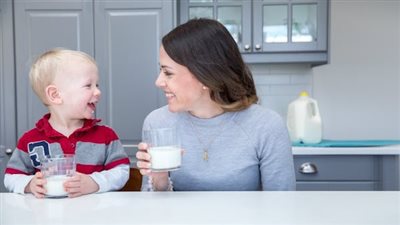 فوائد شرب الحليب على الريق.. يقوي الذاكرة ويعزز شعور السعادة