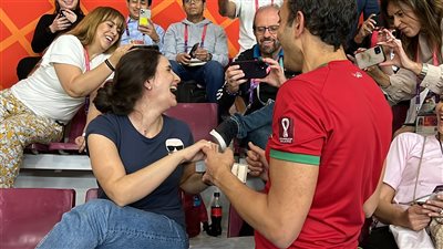 مشجع لبناني يتقدم لخطبة صديقته خلال مباراة المغرب وكرواتيا (فيديو وصور)