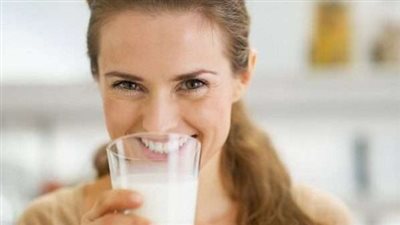 فوائد شرب الحليب للصدر.. يعالج السعال ويطرد البلغم ويزيد حجم الثدي