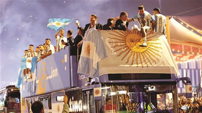 مشاهد خيالية لاحتفالات الأرجنتين بكأس العالم في شوارع قطر (صور وفيديو)