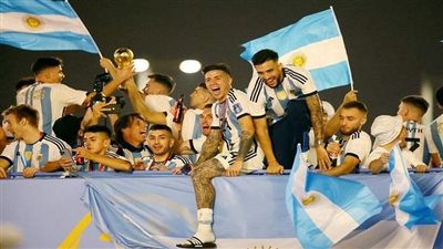 حشود جماهيرية كبيرة لمنتخب الأرجنتين في درب لوسيل للاحتفال بتتويج التانجو بلقب كأس العالم (فيديو)