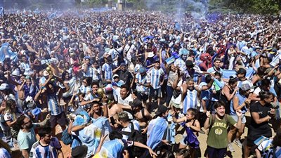 شوارع العاصمة الأرجنتينية بوينس آيرس تكتظ بالجماهير احتفالا بالحصول على لقب كأس العالم (صور)