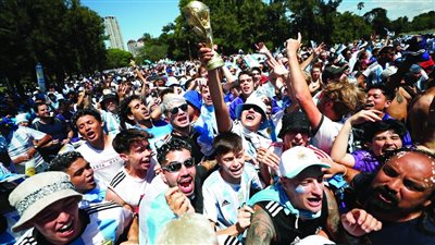 خروج الملايين في العاصمة بوينس آيرس احتفالًا بفوز الأرجنتين بكأس العالم 2022 (صور)
