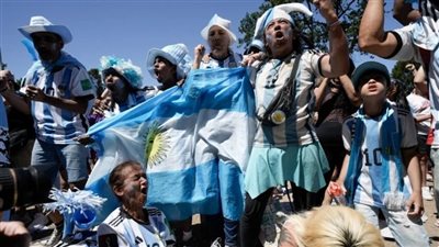  باللونين الأبيض والسماوي.. احتفالات جماهير الأرجنتين في بوينس آيرس تشعل مواقع التواصل (فيديو وصور)