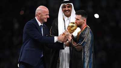 ألبسه تميم بن حمد له برفقة جياني إنفانتينو.. كيف انتقد الغرب ارتداء ميسي للبشت القطري؟