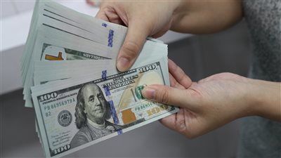 دولارات مصر المزيفة تكشف الملايين حول العالم.. تعرف على درجات أمان الدولار الأمريكي