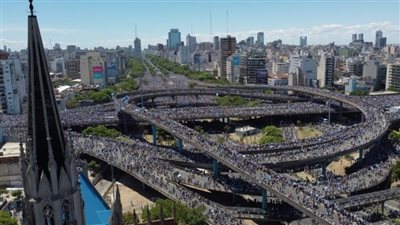 كيف أحدثت احتفالات المنتخب الأرجنتيني بكأس العالم الفوضى في شوارع بوينس آيرس؟ (فيديو وصور)