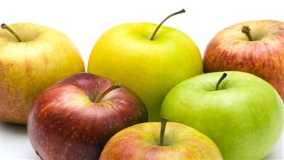 فوائد مذهلة يحصل عليها جسمك عند تناول التفاح.. تعرف عليها