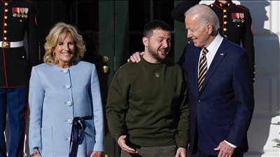 رسائل عسكرية وهدايا تذكارية.. بايدن يستقبل زيلينسكي في البيت الأبيض
