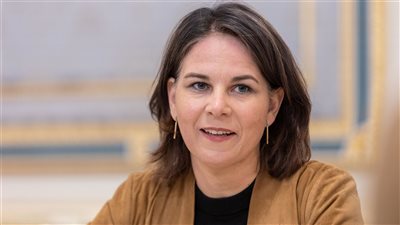 سر جاذبية وزيرة خارجية ألمانيا.. خبير بـ7500 يورو شهريا