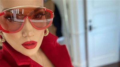 إثارة حمراء.. جينيفر لوبيز تستبق الكريسماس بإطلالة سانتا كلوز (صور)