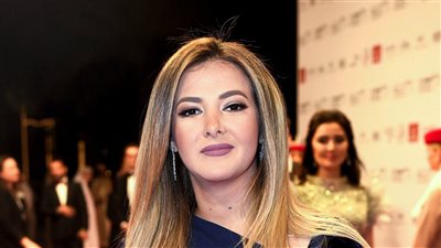 مرتدية بنطالا باللون الفوشيا.. الفنانة المصرية دنيا سمير غانم تتصدر التريند (صور)
