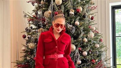 كيف استبقت النجمة العالمية جينيفر لوبيز احتفالات الكريسماس وأعياد الميلاد؟ (إطلالة مثيرة)